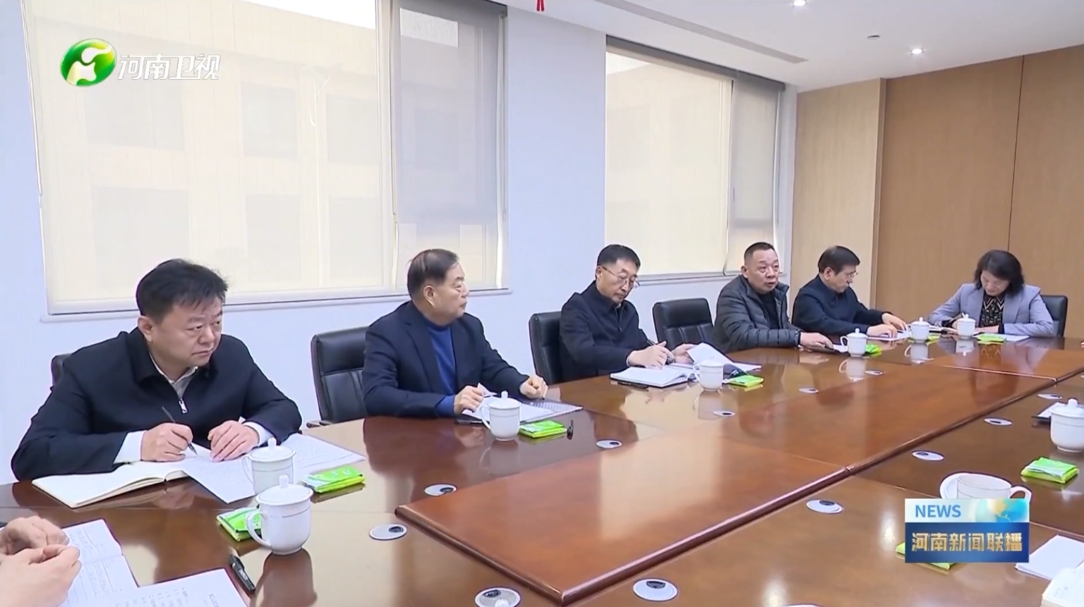 河南衛(wèi)視新聞聯(lián)播報(bào)道森源集團(tuán)黨委書記、創(chuàng)始人楚金甫參加省委書記劉寧在許昌召開的民營企業(yè)座談會